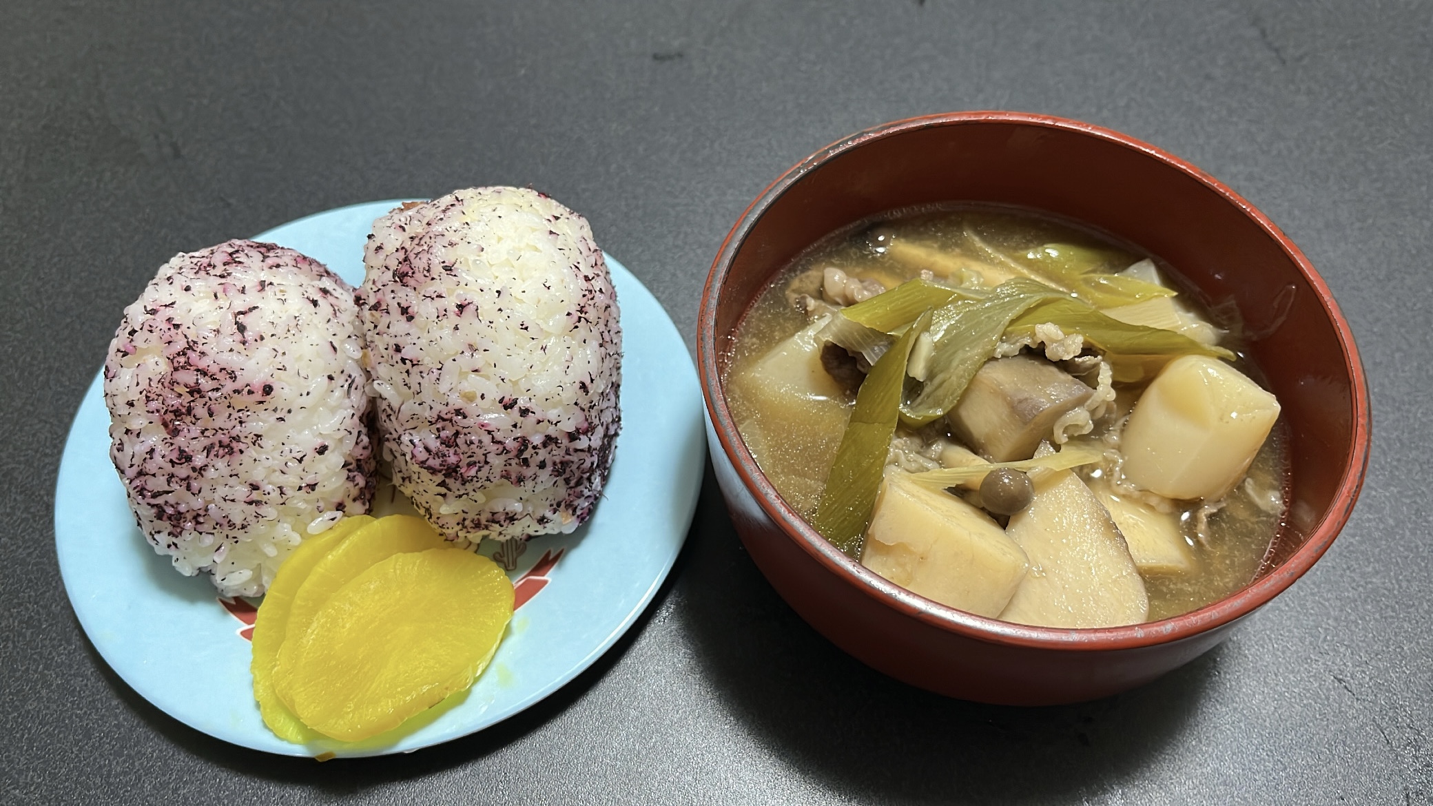 多古米おにぎりと芋煮