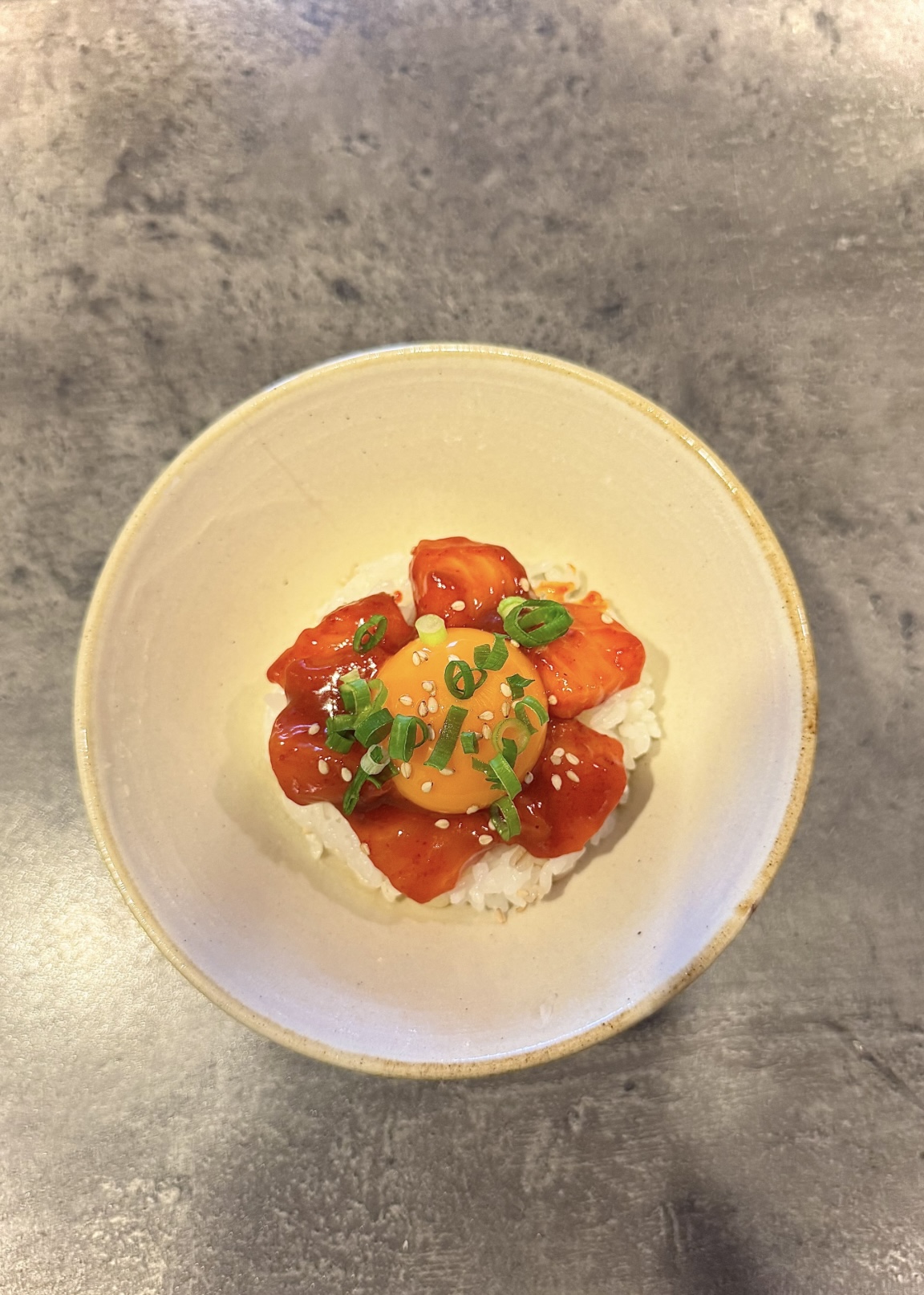 ヤンニョムサーモンユッケ