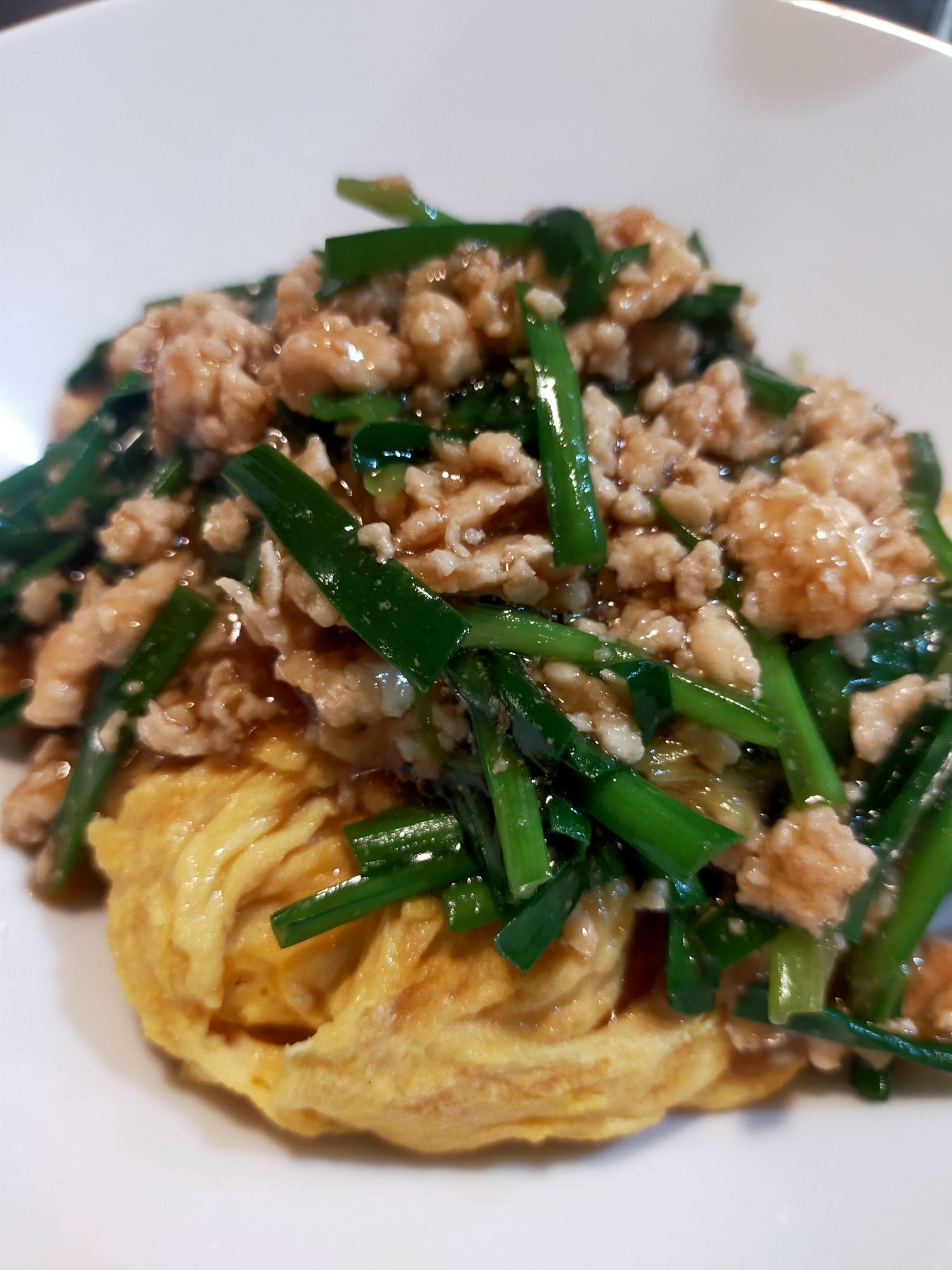 ふんわり卵にとろ～り肉ニラあんかけ