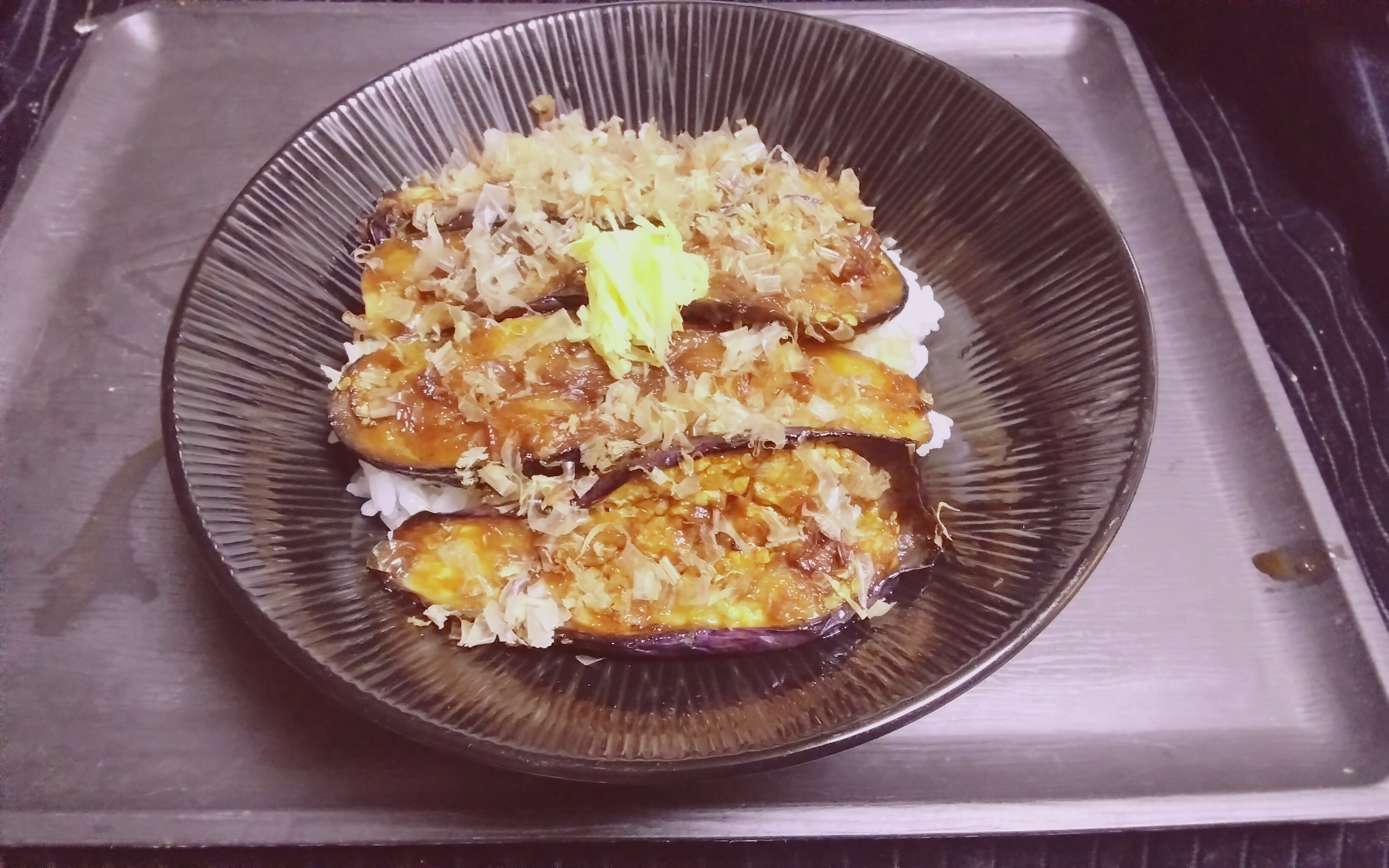 かつお節まみれのナスの蒲焼き丼