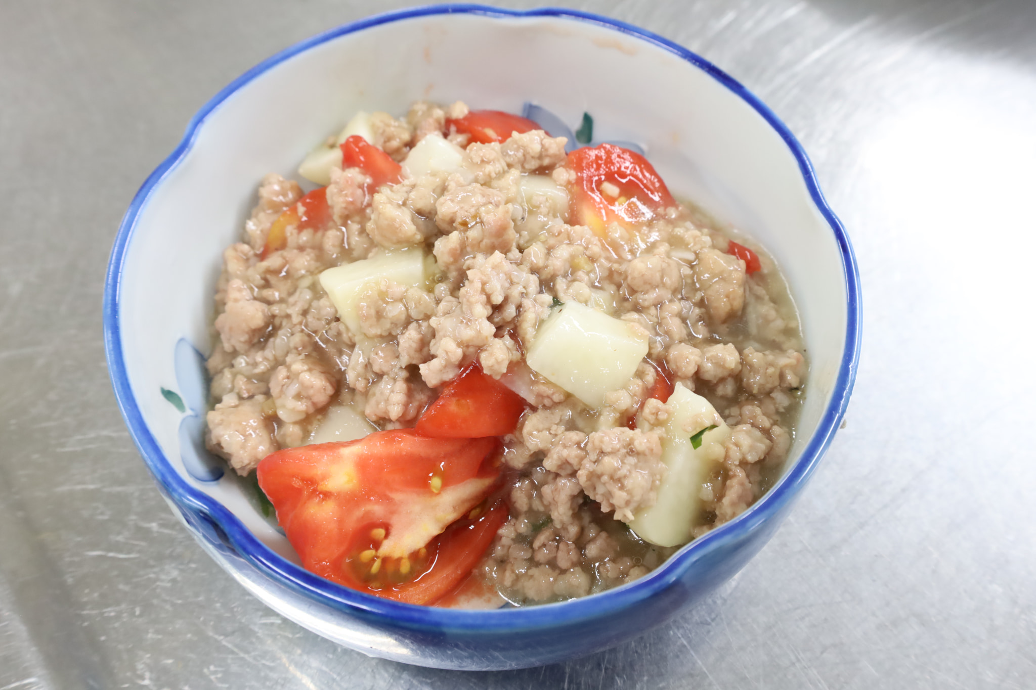 トマトと大和芋の餡掛け丼