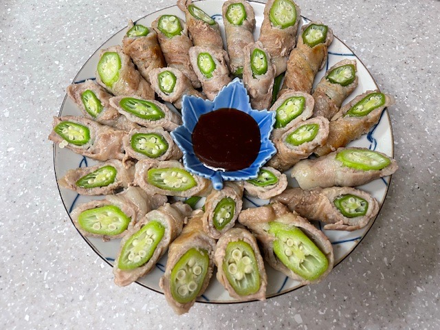 オクラの肉まきコチュジャンソースを添えて