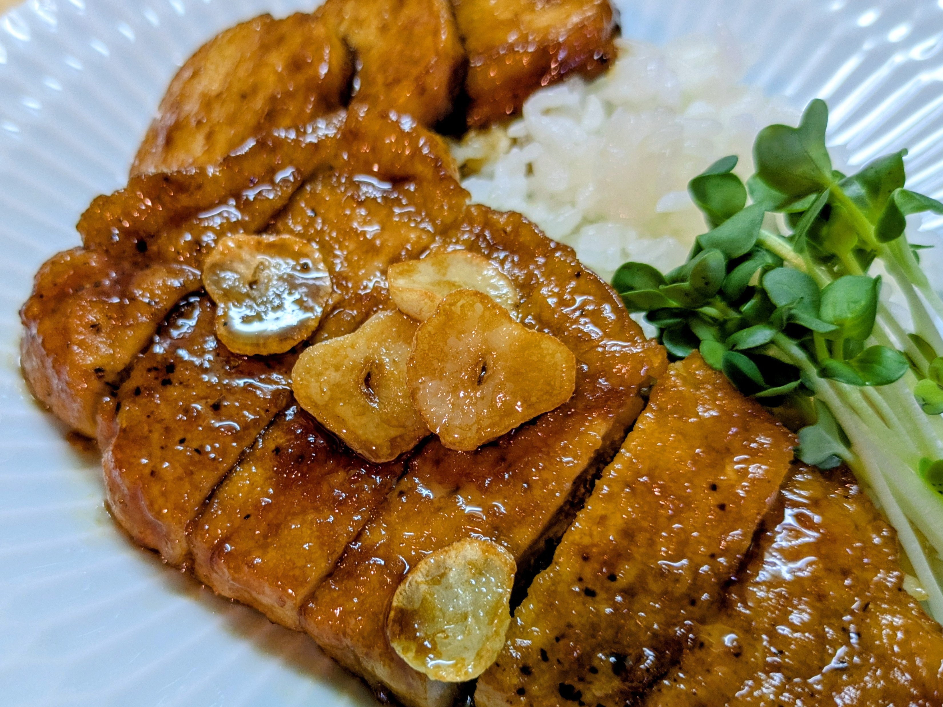食ってみな。飛ぶぞ！ぶっ豚丼